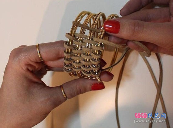 多个细手镯用皮革绳子合编时尚宽版手镯的方法
