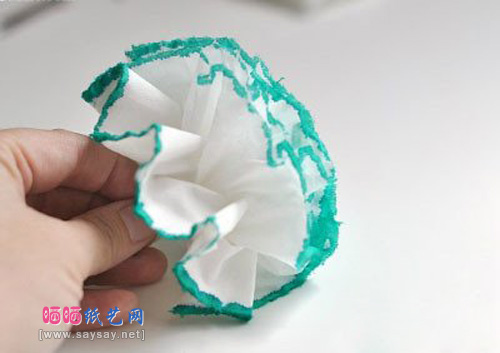 餐巾纸制作纸艺花步骤4