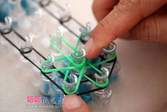 Rainbow Loom DIY制作漂亮的五彩星光手链图文教程：2，安放星星。3