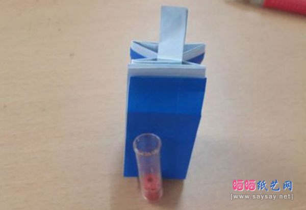 带吸管的牛奶盒手工折纸图片教程步骤7